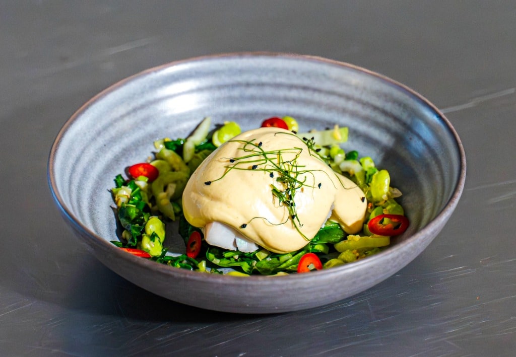 Gravad torsk med citrongräsdoftande hollandaise-skum och wokade gröna grönsaker – Recept