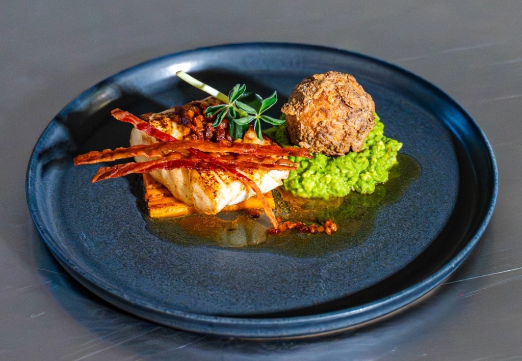 Lättsaltad torsk med bacon, kroketter och kolsmör – Recept