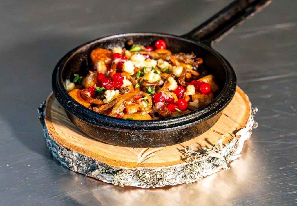 Nordiska minidumplings med brynt smör, svamp, lingon & Gammel Knas – Recept