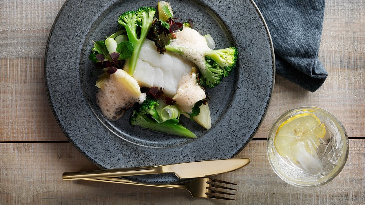 Skrei från Lofoten med fänkål, broccoli och hummersås – Recept