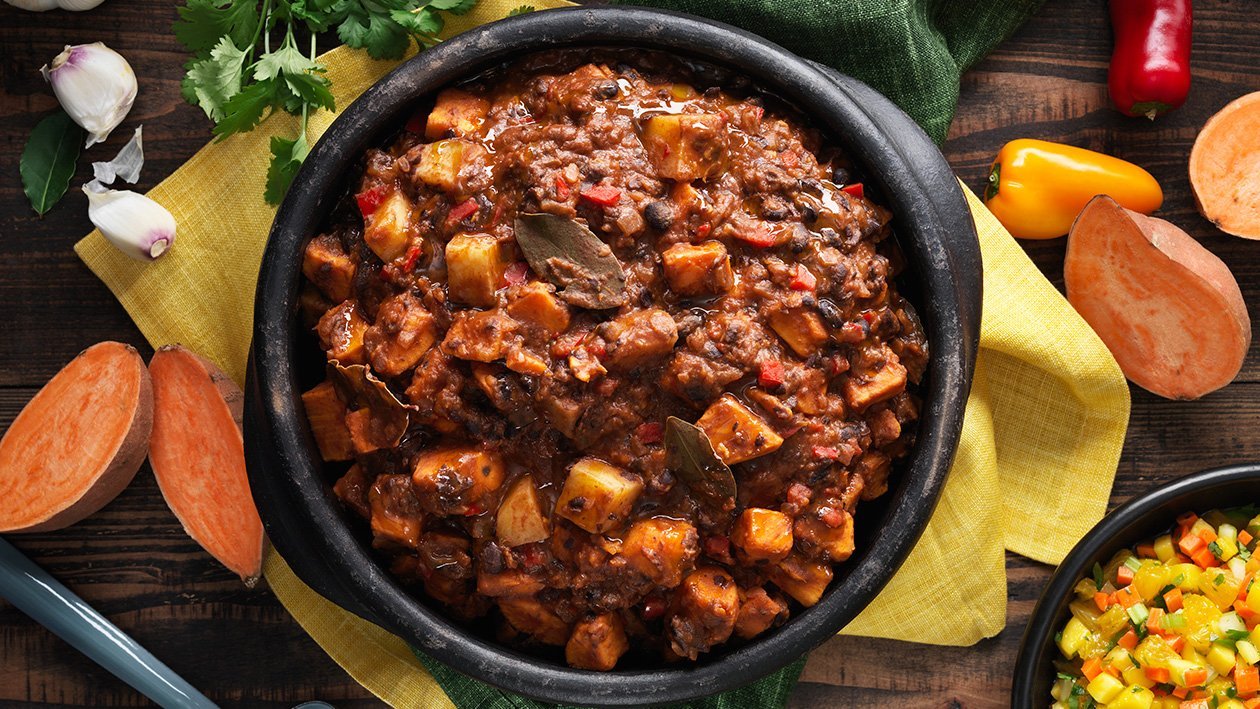 Svart böngryta med sötpotatis med mangosalsa