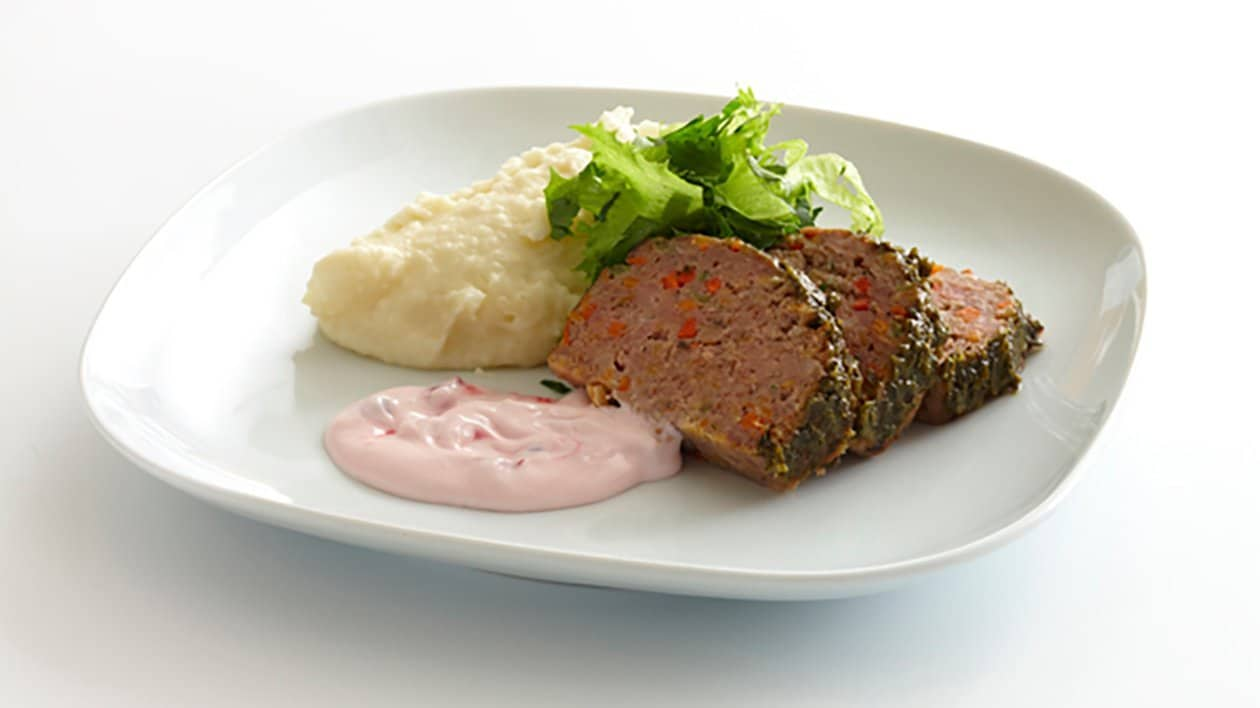 Timjanbakad lammfärslimpa med linser, potatis- och palsternackspuré – Recept