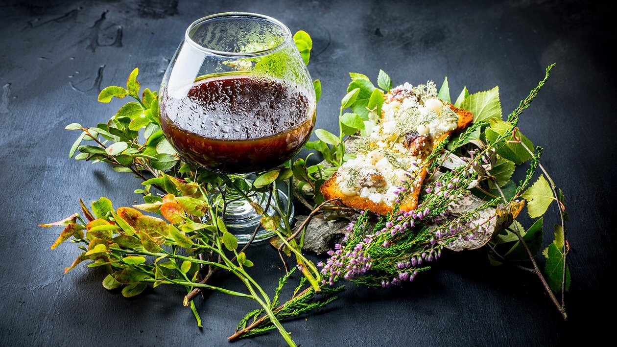 Viltconsommé smaksatt med ramslök, serveras med brioche toppad med friterad lav Viltconsommé smaksatt med ramslök, serveras med brioche toppad med friterad lav
