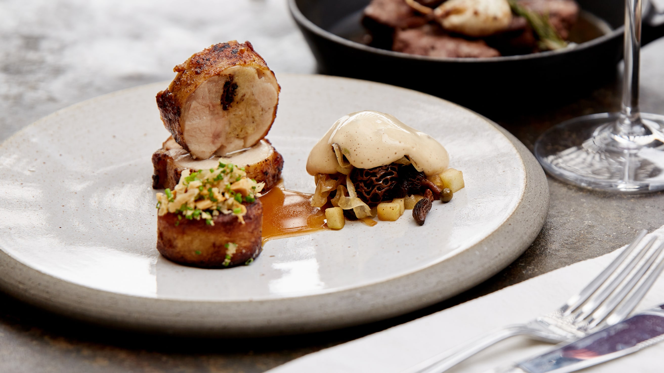 Kycklingballotine på tupplår, pommes fondant, kycklingvelouté.