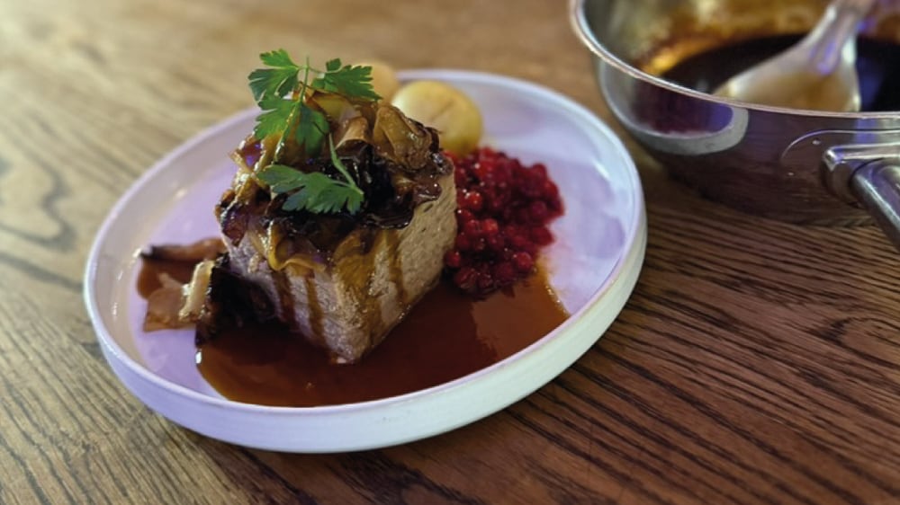 Klassisk Kålpudding med sirapssky, rårörda lingon och kokt potatis – Recept