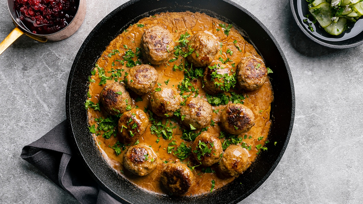 Klassiska köttbullar i gräddsås med rårörda lingon och pressgurka – Recept