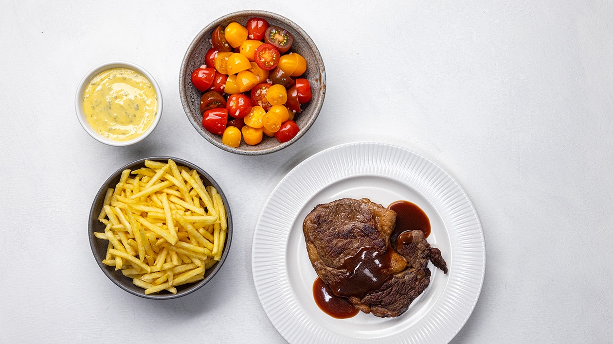 Entrecôte med bearnaise, tomatsallad och rödvinssås