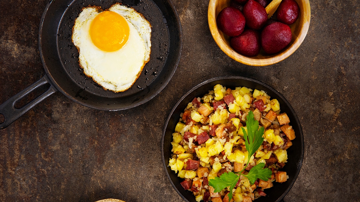 Pytt i panna med stekt ägg, inlagda rödbetor och HELLMANN’S Ketchup – Recept