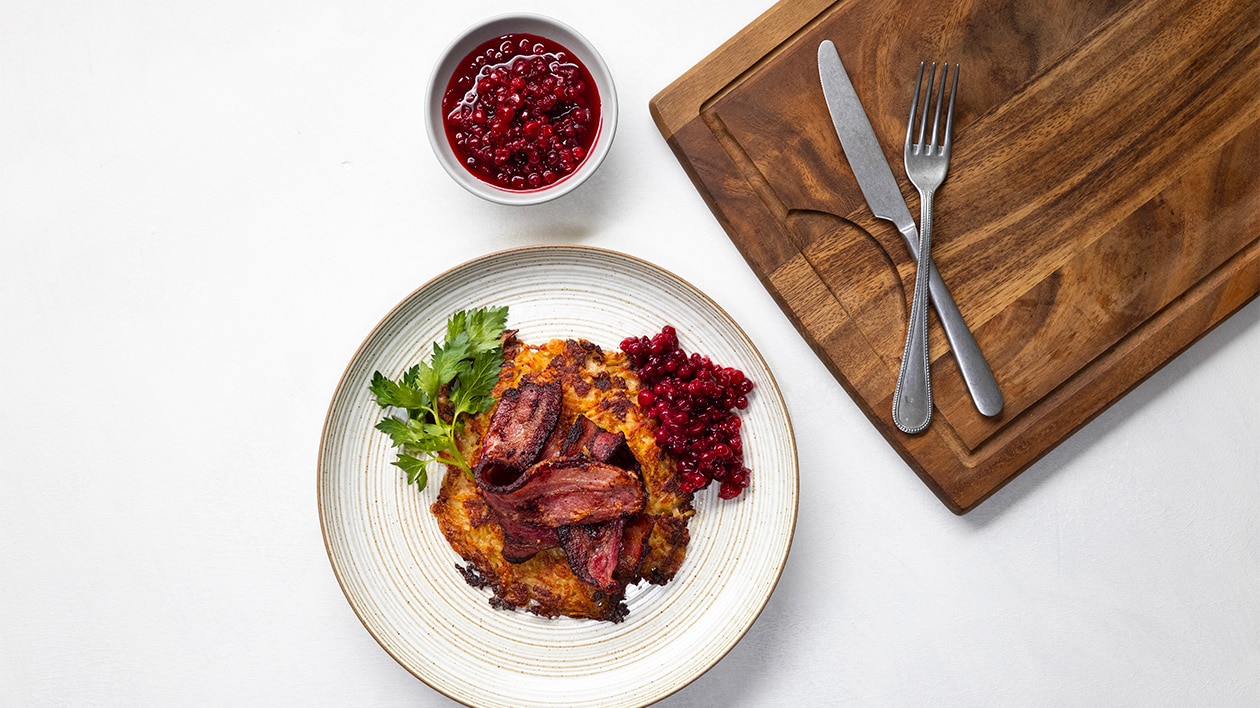 Raggmunk (glutenfri) med stekt rimmat fläsk och rårörda lingon
