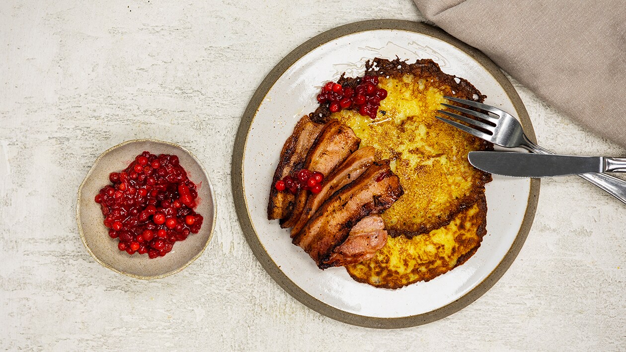 Raggmunk (glutenfri) med stekt rimmat fläsk och rårörda lingon Raggmunk (glutenfri) med stekt rimmat fläsk och rårörda lingon
