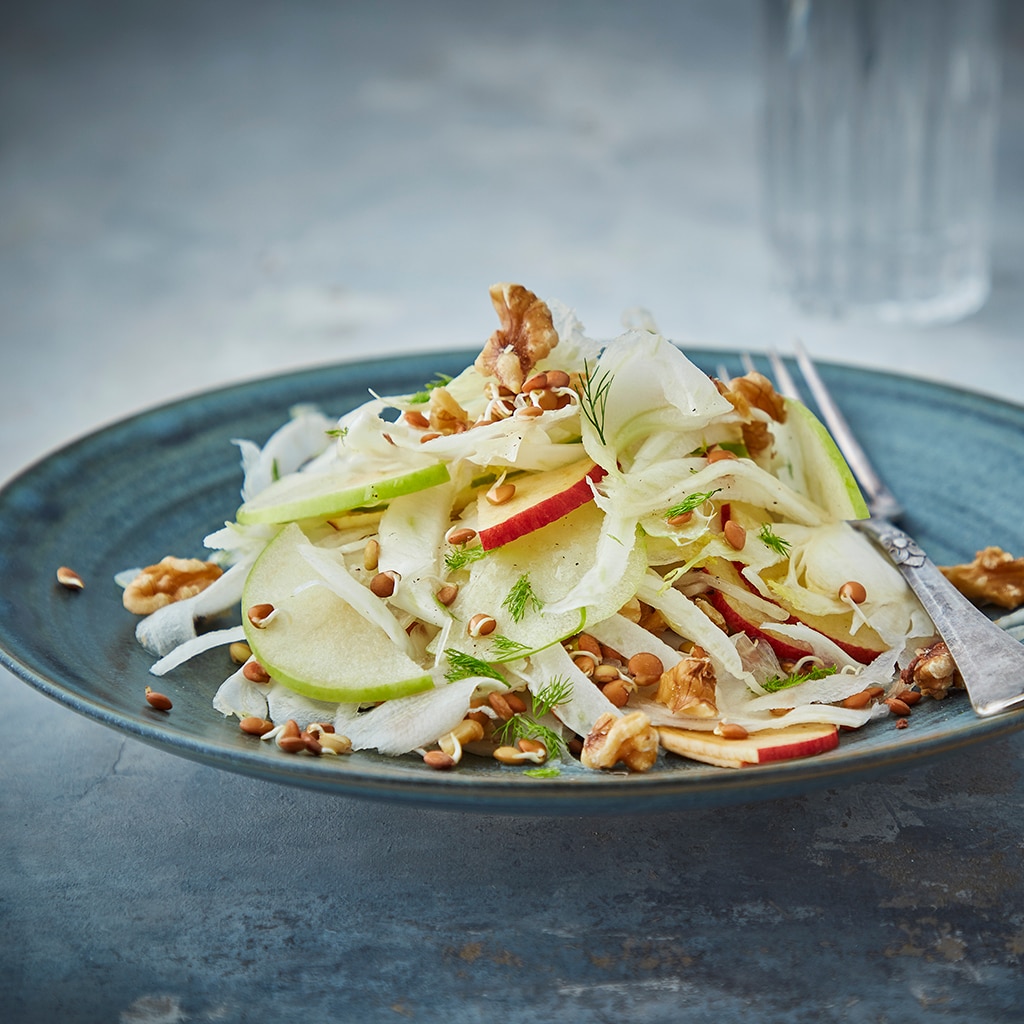 Krispig fänkål och äpple sallad med valnötter