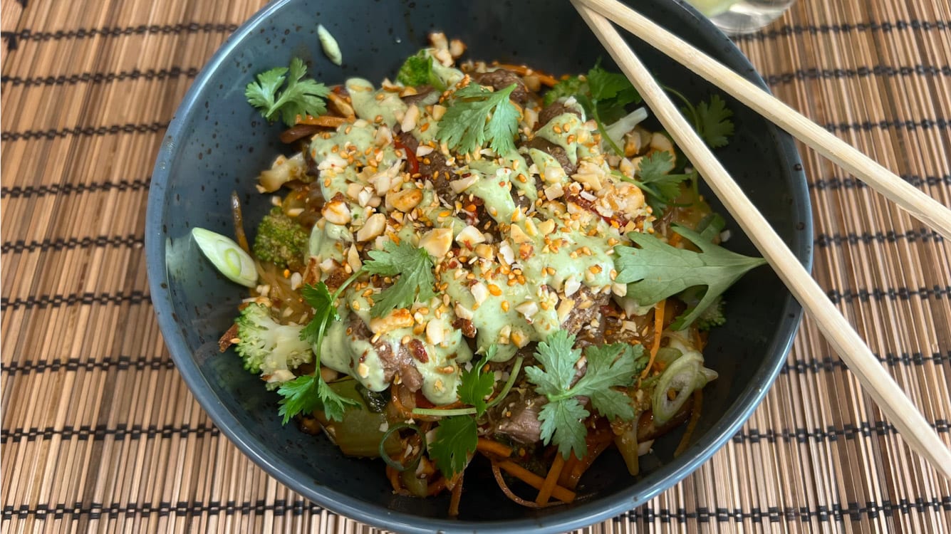 Asiatisk nudelsallad med bulgogi på flankstek och korianderdressing – Recept