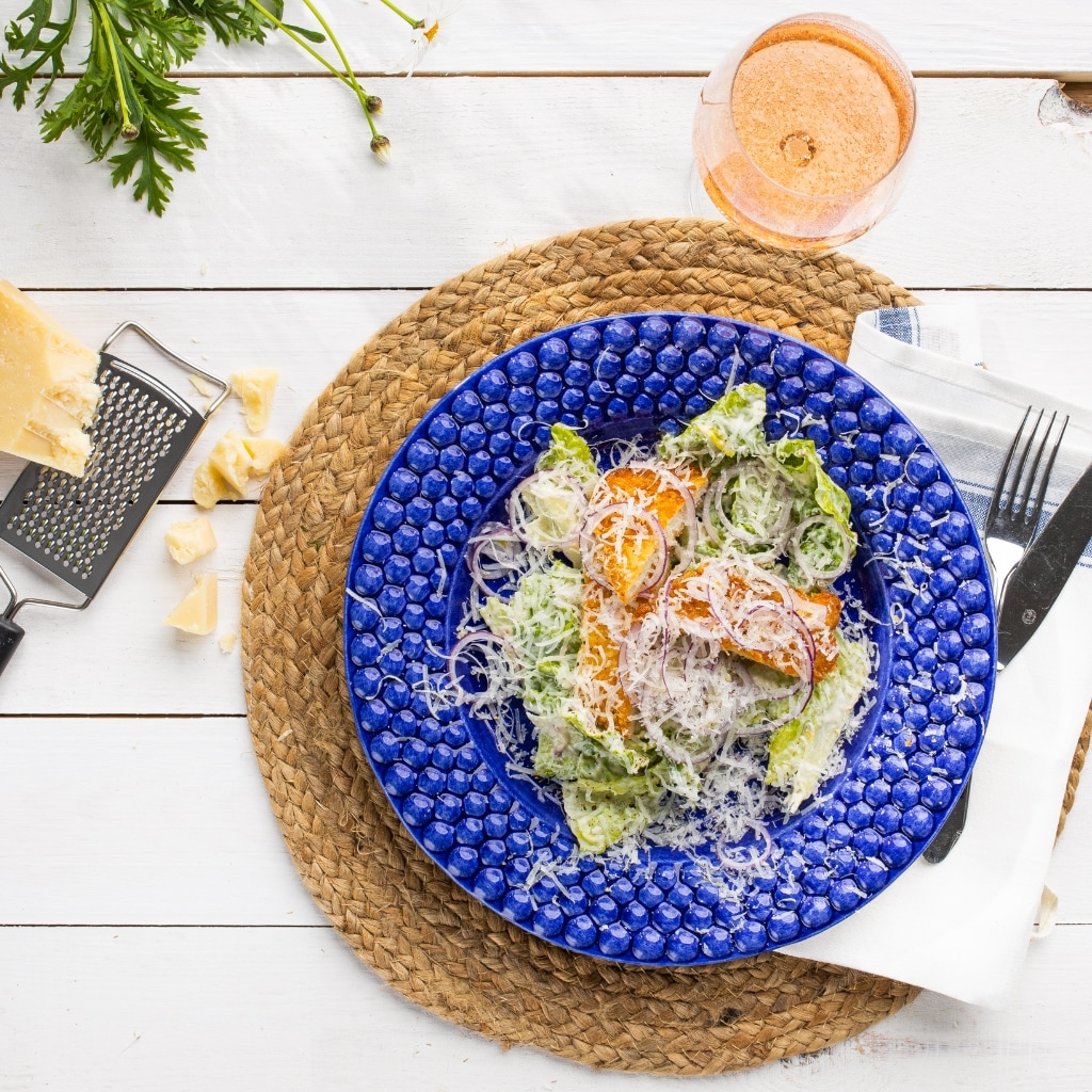 Caesarsallad med friterad kyckling Caesarsallad med friterad kyckling