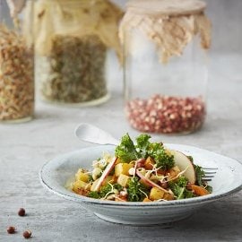 Rostad kålrot och sötpotatis med grönkål, äpple och groddar Rostad kålrot och sötpotatis med grönkål, äpple och groddar