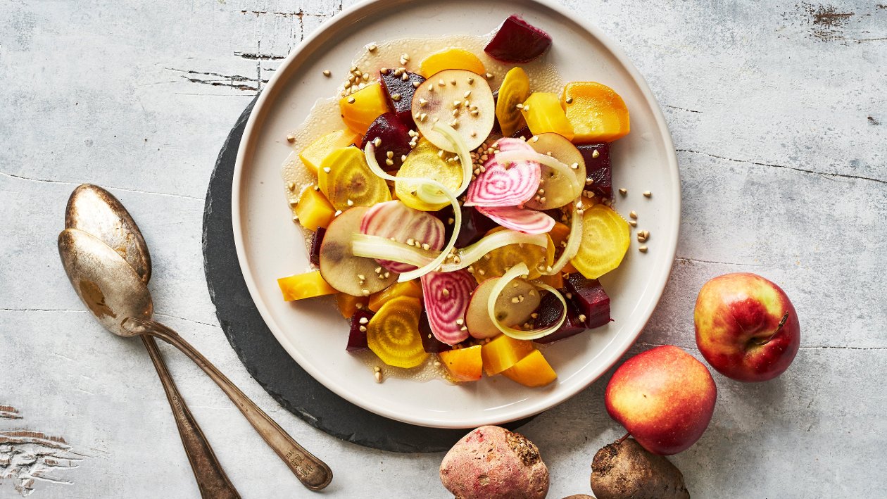 Sallad på betor, selleri och äpple