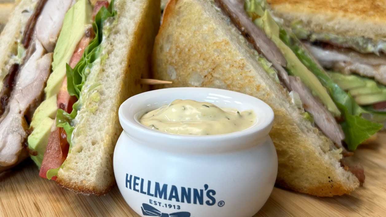 Clubsandwich 2.0 med pommes frites och Sauce Foyot-dip – Recept
