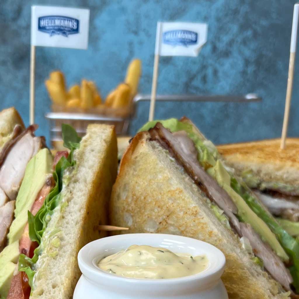 Clubsandwich 2.0 med pommes frites och Sauce Foyot-dip Clubsandwich 2.0 med pommes frites och Sauce Foyot-dip