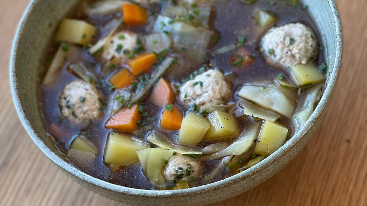 Kålsoppa med kycklingfrikadeller