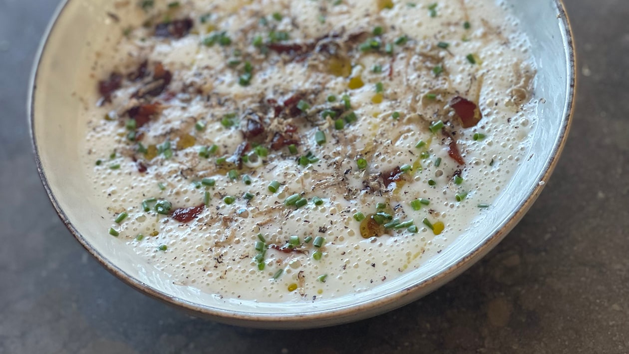 Potatis- och purjolökssoppa med tryffel och knaperstekt fläsk