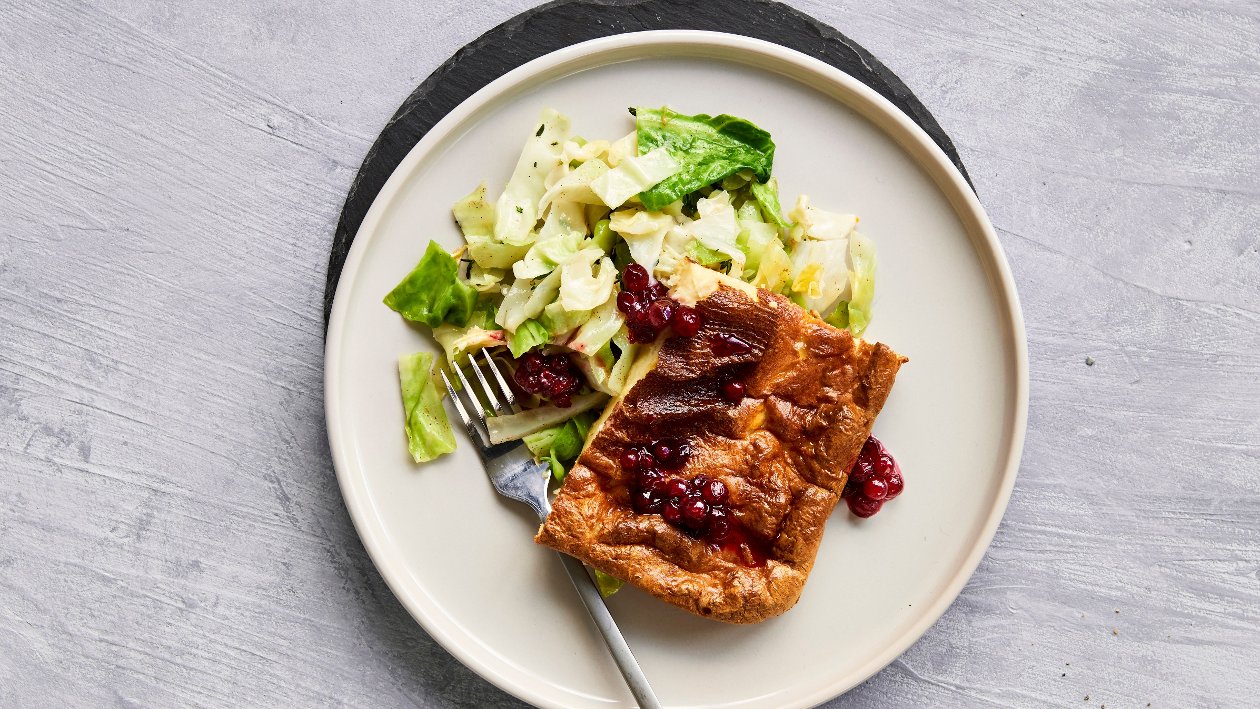 Glutenfri ugnspannkaka med kål & lingon