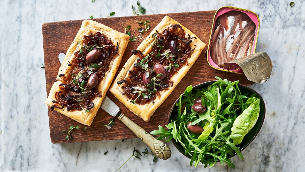 Karamelliserad löktarte med oliv och anchovis | Unilever ...