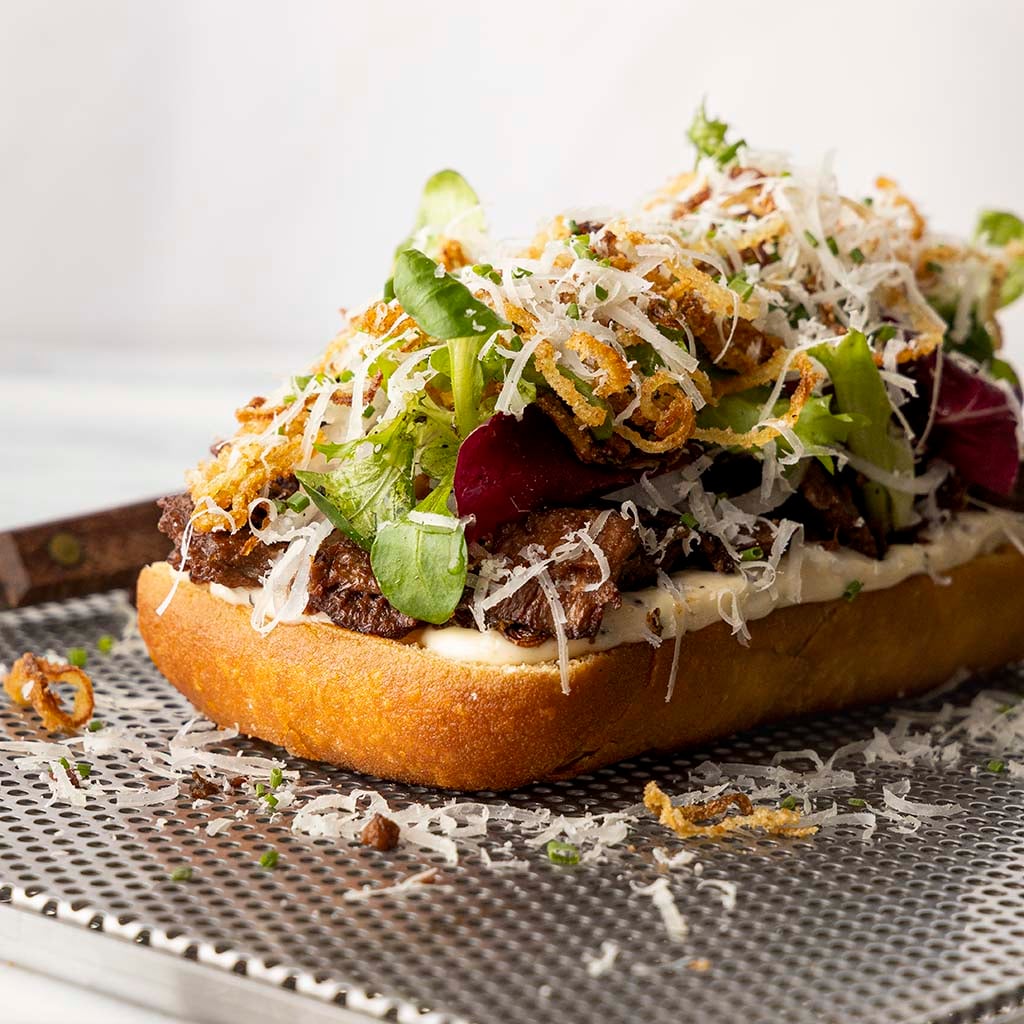 NoBeef Steak Sandwich med lök, tryffel och parmesan NoBeef Steak Sandwich med lök, tryffel och parmesan