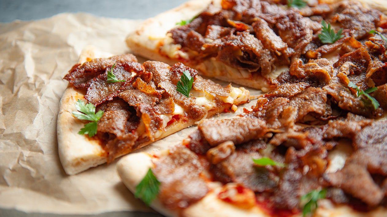 Pizza med Nobeef Slices, jalapenokräm och picklad rödlök – Recept