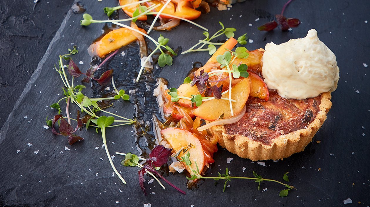 Svampquiche, äppelkompott, lök & mango toppad med skum på skogssvamp