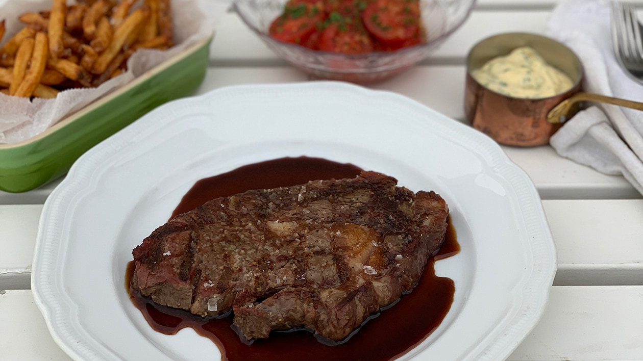 Kolgrillad entrecote, bearnaise, tomatsallad ”Bloody Mary”, rödvinsås – Recept