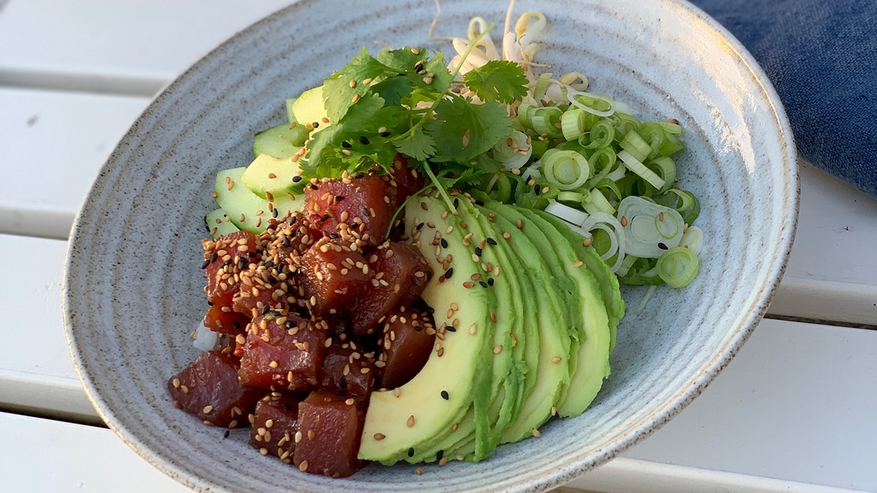 Poke Bowl med sotad tonfisk & avokado – Recept