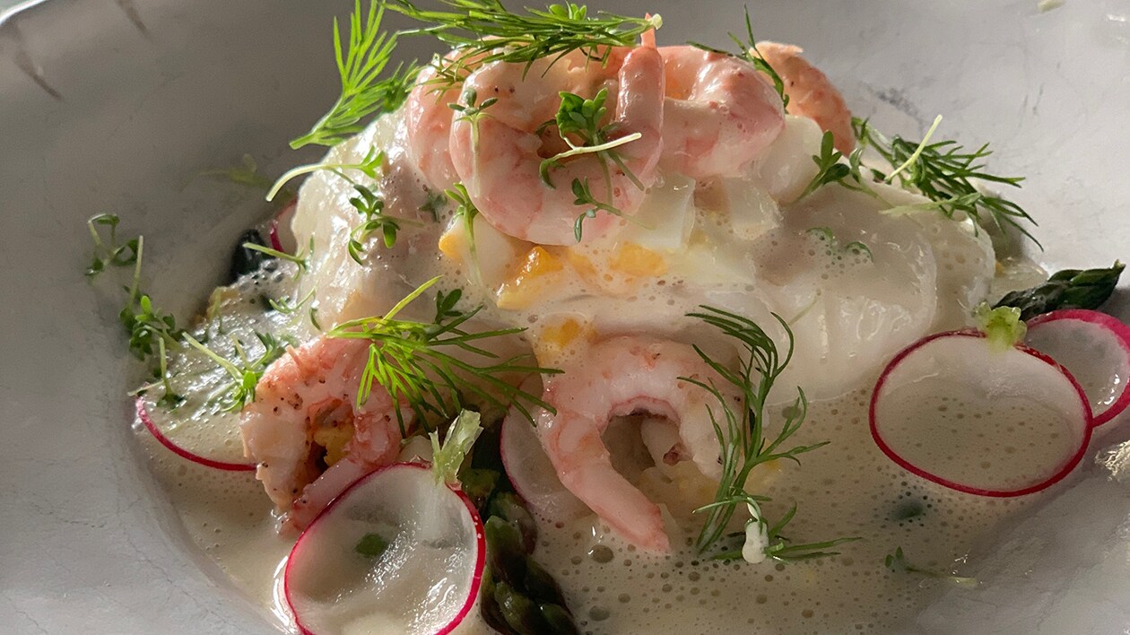 Rimmad torskrygg, räkor, dill, ägg i vitvinssås Rimmad torskrygg, räkor, dill, ägg i vitvinssås