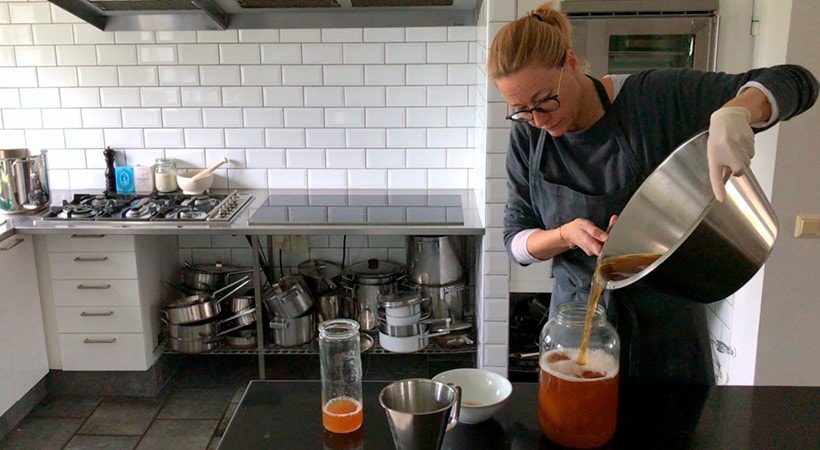 Martina brygger kombucha. Steg 1