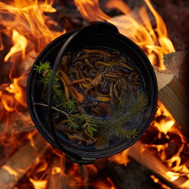 Laga mat över öppen eld!