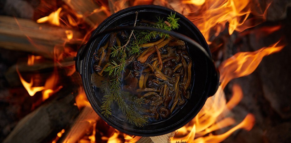 Laga mat över öppen eld!