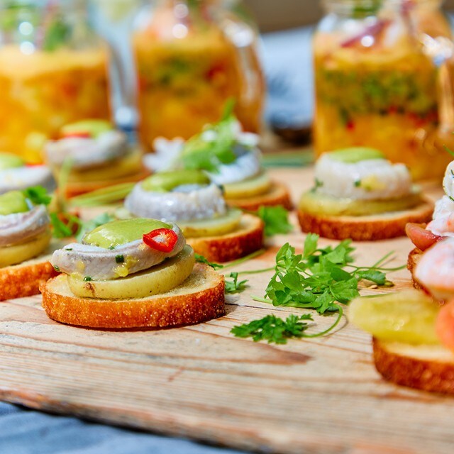 Svenska ”boquerones” på färskpotatis, crostini och ramslökscrème Svenska ”boquerones” på färskpotatis, crostini och ramslökscrème
