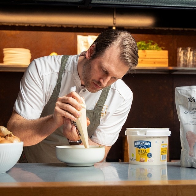 Så gör du Joakim Schaffers hummer- och kycklingsallad!