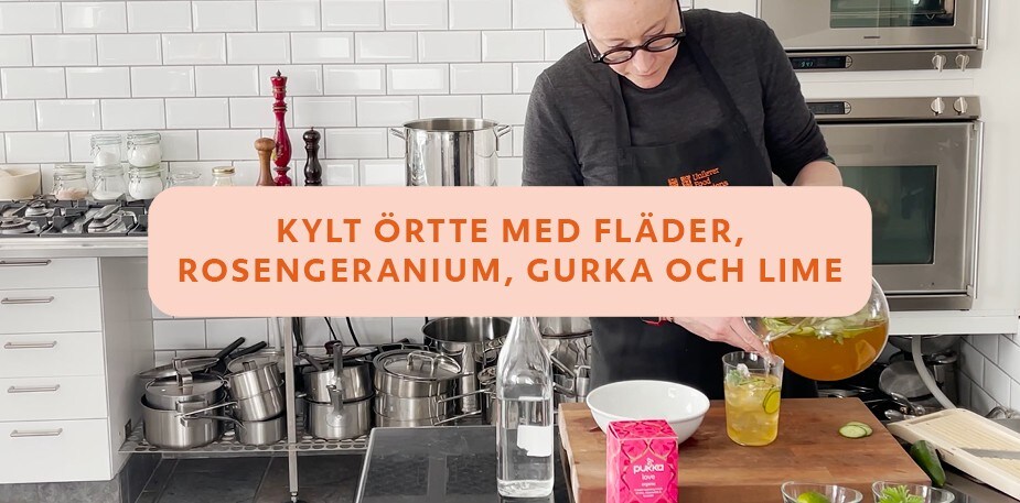 Martina gör kylt örtte med fläder, rosengeranium, gurka och lime